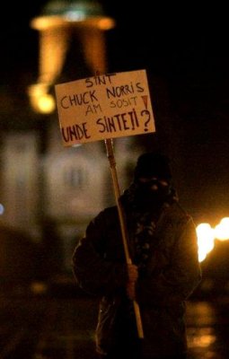 Protestatarul care a făcut tot Facebook-ul să râdă! Era singur în piaţă cu o pancardă: 